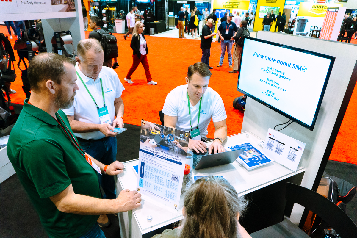 Aatmunn representatives demonstrating the sim platform for attendees inside the 3m booth at the grainger show